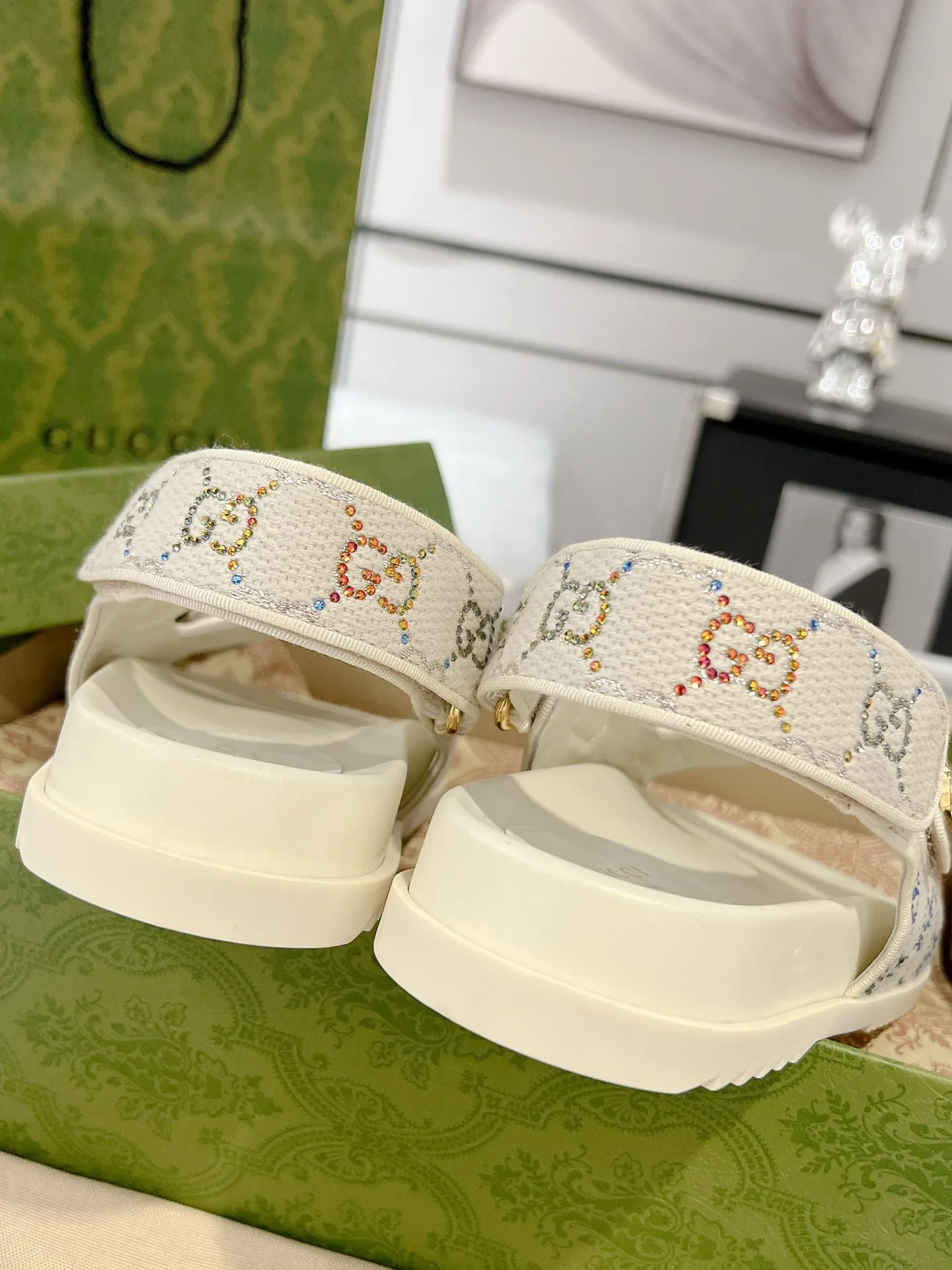 👟👟Ex-factory price 520👟👟 The latest Guccl24ss new product Double G women's Velcro sandals 😎 These flat sandals are designed with Velcro straps, which are modern and sporty, bringing comfort. This accessory is crafted from light blue and ivory white GG denim fabric. The upper straps are decorated with elegant Double G-shaped accessories, showing a unique style. Gucci’s classic presbyopic cloth surface…hot diamond surface…TPU non-slip outsole…ZP molded midsole feet…original metal buckle/rhinestone surface Code number: 35 to 42 (41.42 is custom-made and cannot be returned or exchanged)